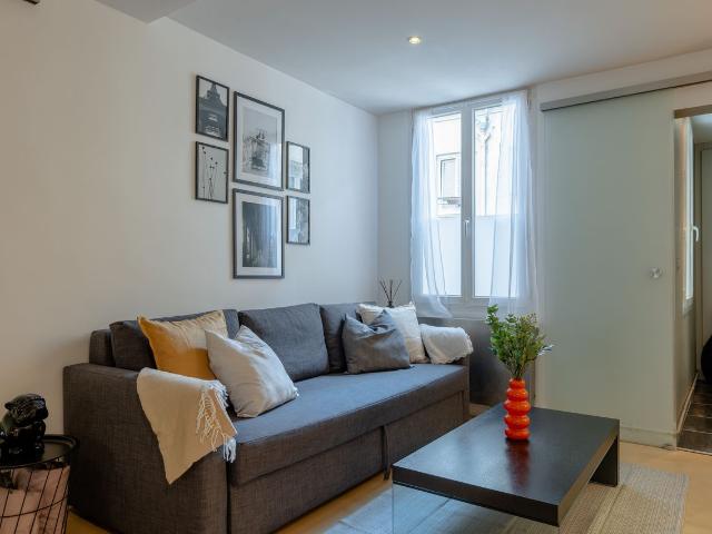 Quiet 1 separated bedroom with Air conditioning Near Opera & Champs Élysées, Paris Amsterdam Apartments for Rent