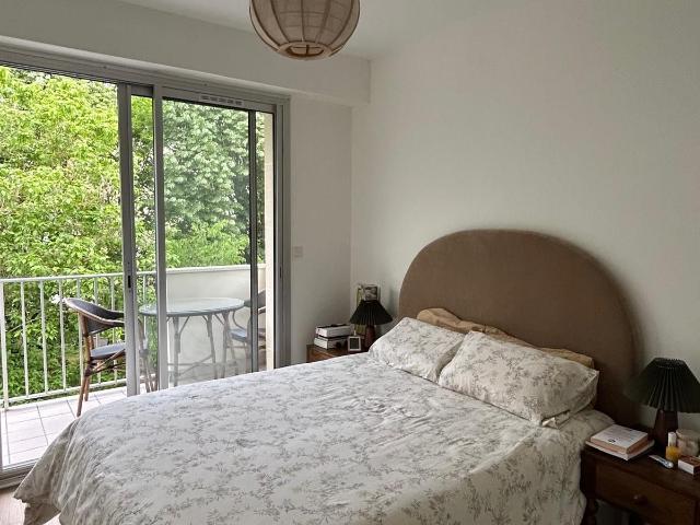 Quiet T2, newly renovated, with balconies, 7 mins from RER