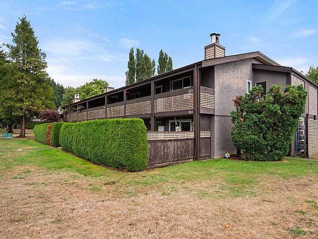 Quiet Upper Unit Overlooking Gardens! Walk To School!