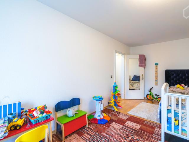 Quiet and well proportioned 3.5 room apartment with 2 balconies for all 3 rooms, with a bathroom and shower room in Hamburg Eppendorf
