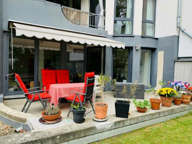 Quiet apartment in Steglitz with large terrace & view of greenery, Berlin Amsterdam Apartments for Rent
