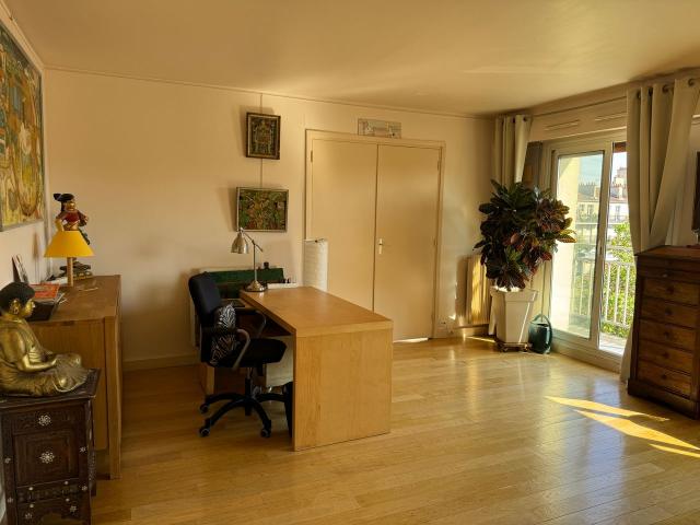 Quiet apartment with balcony 1 separate bedroom With elevator on the 6th floor, 4 minutes from the metro to the center of Paris, Paris Amsterdam Apartments for Rent