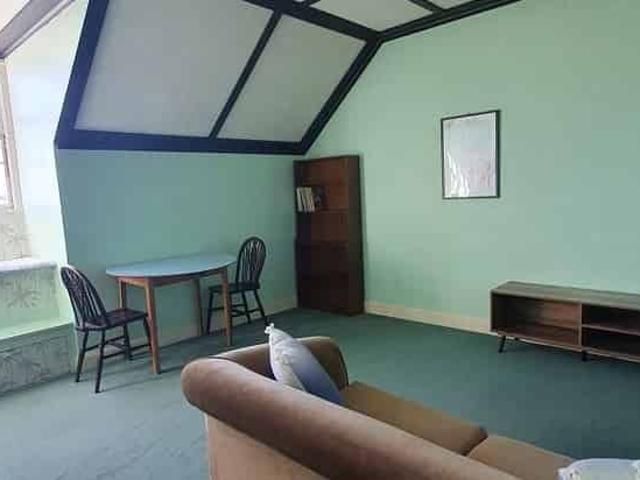 Quiet bedsit in charming building