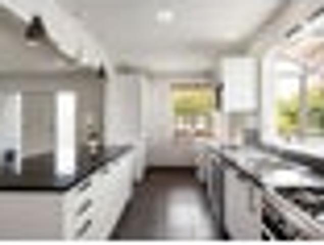 Quiet cul de sac living in Glenview