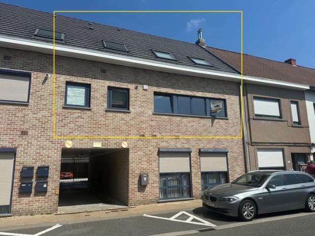 Quietly located duplex apartment with carport