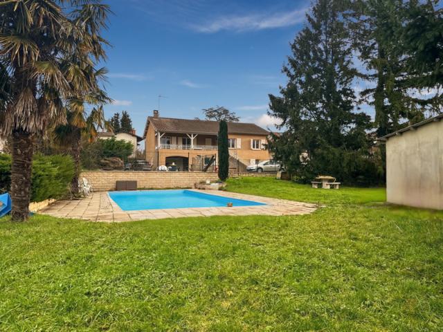 Quincieux Grande maison familiale avec piscine, sur sous s