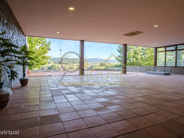 Quinta com Moradia, piscina e rea para Loft com vista frontal para o