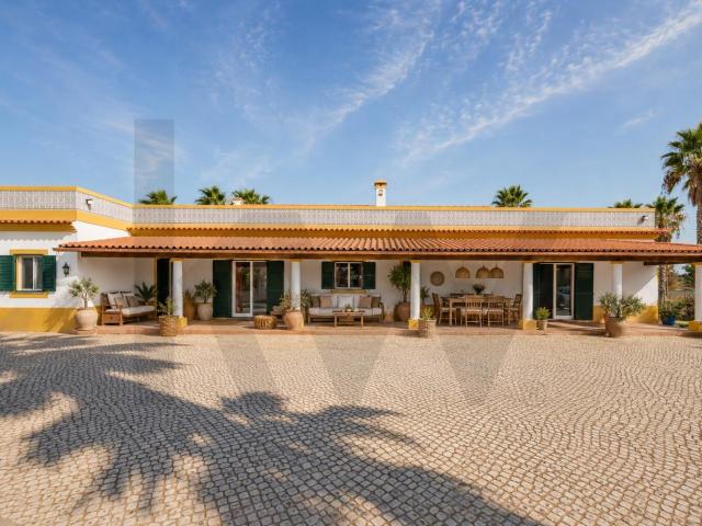 Quinta com moradia T5 e piscina exterior, situada junto ao Algarve Shopping