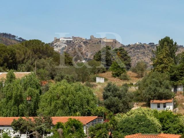Quinta com moradia T7 para recuperar em Setúbal
