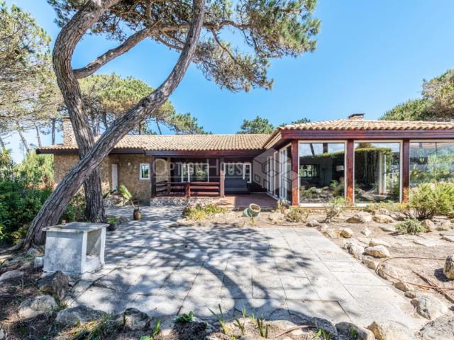 Quinta com Moradia térrea isolada com 5.320 m² de terreno, rodeada de natureza, piscina e campo de ténis, junto a praias São João das Lampas, Sintra