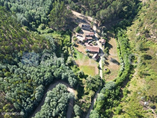 Quinta com casa e vrios anexos em local tranquilo a 3 km de Ferrei.