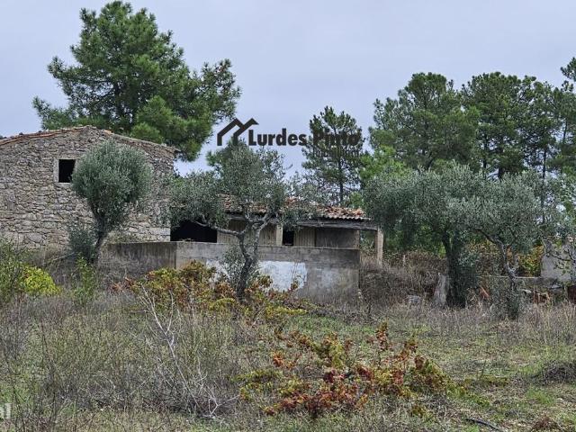 Quinta com construo em pedra