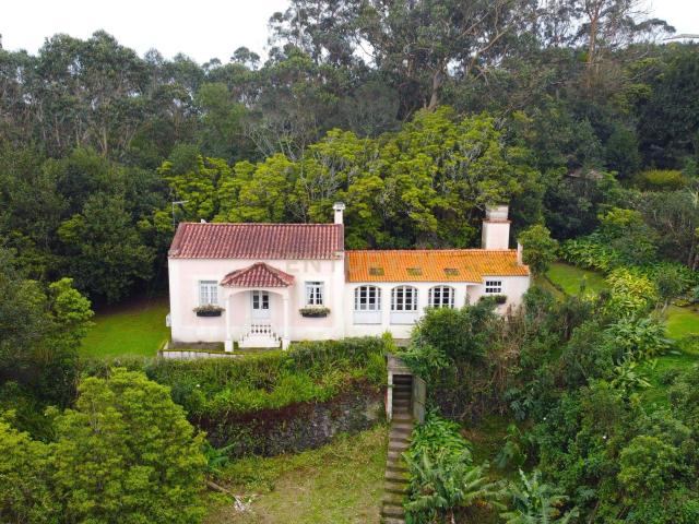 Quinta com Duas Moradias – Um Refúgio Exclusivo em Ribeira Grande