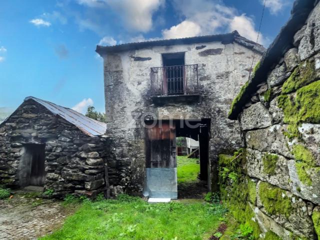 Quinta com dependências e terreno no aldeamento da Seara Montalegre