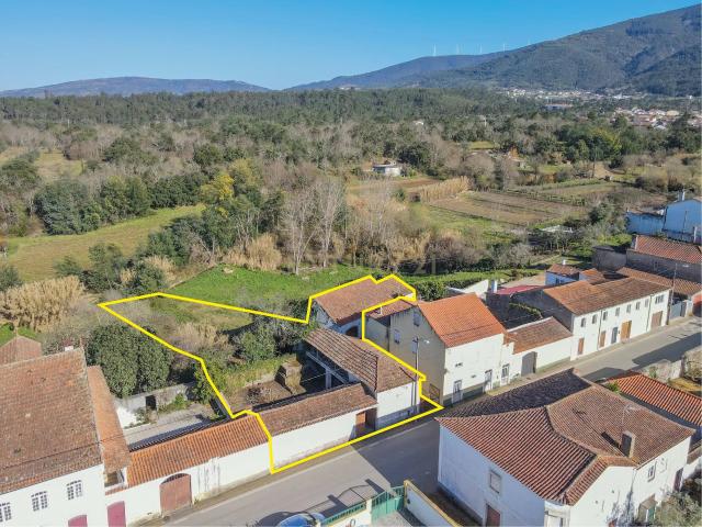 Quinta com lagar, telheiro, pátio, arrumos, terreno e poço numa localização excecional a 5 min. do centro da Lousã
