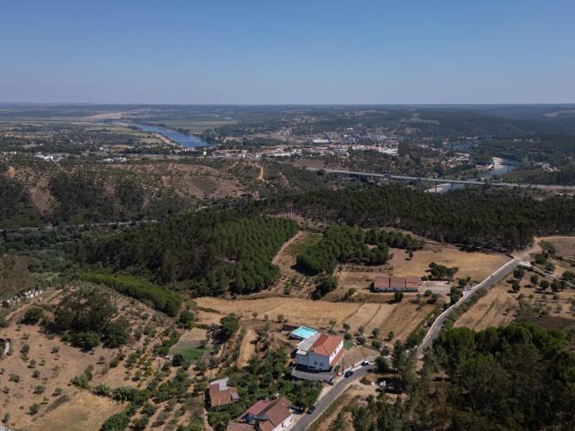 Quinta com turismo rural em Praia do Ribatejo, Vila Nova da Barquinha — 5,7 hectares, 7 unidades de alojamento e piscina panorâmica sobre o vale