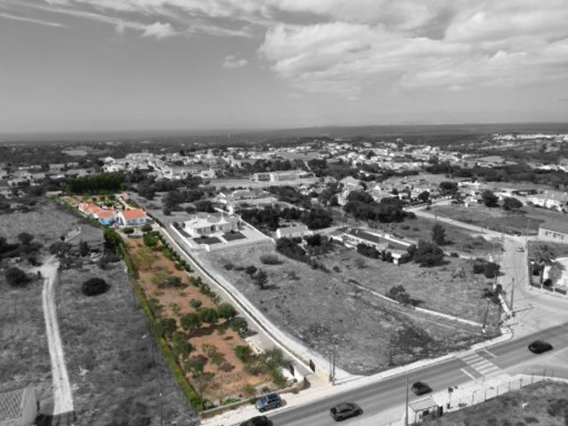 Quinta com terreno de 4990m2 localizado em Sesimbra