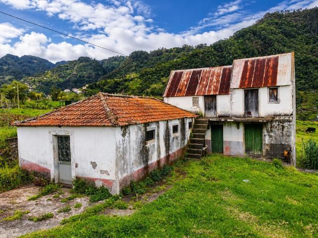 Quinta com Terreno e Casa para Restauro em Faial, Santana