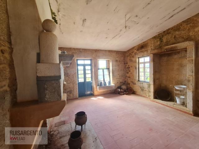 Quinta com vários Urbanos e 8000m2 de terreno na zona raiana Sabugal Aldeia da Ponte