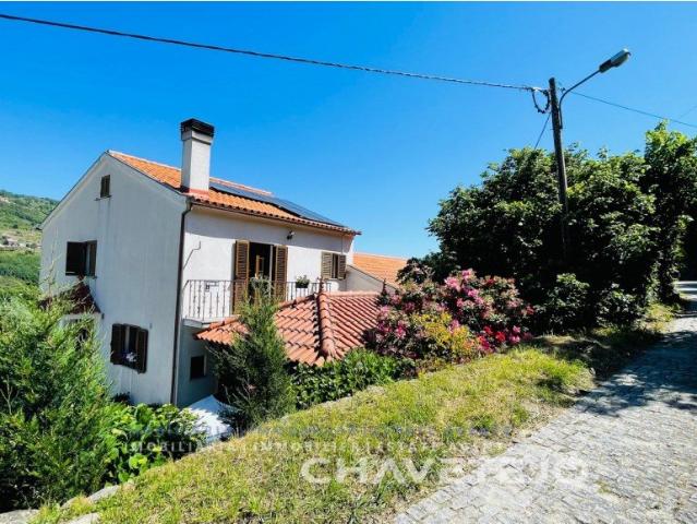 Quinta com 1ha de terreno, casas de hospedes e com vistas de. 194m² Avô