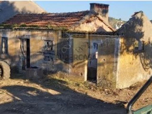 Quinta com 23840m2 de terreno e 355m2 de construçao, à entrada de Torres Vedras, Lisboa