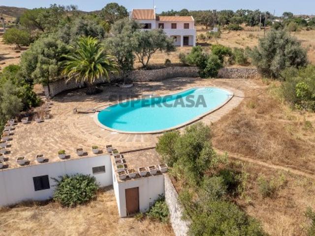 Quinta com 2 casas, 1 ruína, 2 furos com grande caudal de água, poço e 2 tanques para venda em Lagos, Portugal
