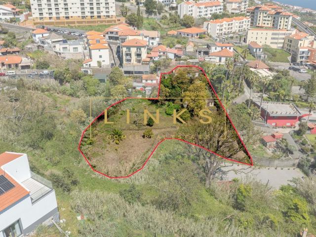 Quinta com 2 moradias para recuperar 2370m2 Caniço 0m² Caniço