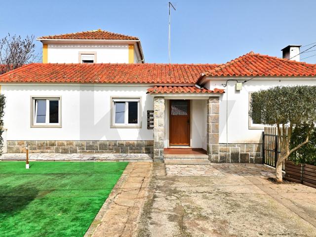 Quinta com 3 habitações, garagem e telheiro no Mucifal, Colares, Sintra