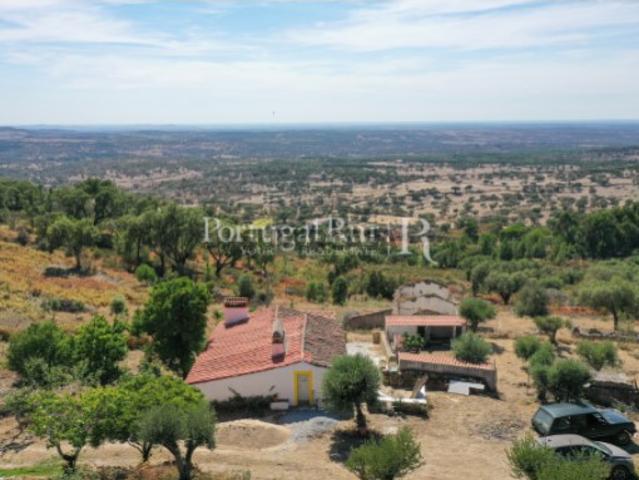 Quinta com 5,5 hectares e várias casas em Portalegre