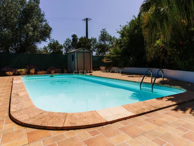 Quinta com 8660 m2 com Moradia, piscina e dois terraços panorâmicos em Silves