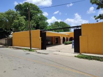Quinta con terreno de 2,674 m2, a 100 m del entronque a Cholul