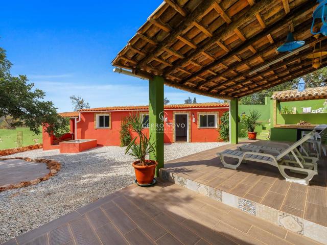 Quinta cuidadosamente renovada com 4 unidades de alojamento. 332m² Alte