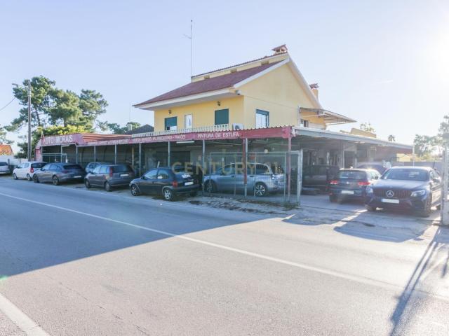 Quinta do Conde/ Courelas da Brava Moradia isolada, legalizada, inserida em lote de 528m2, com habitação no 1º andar e oficina no r/c