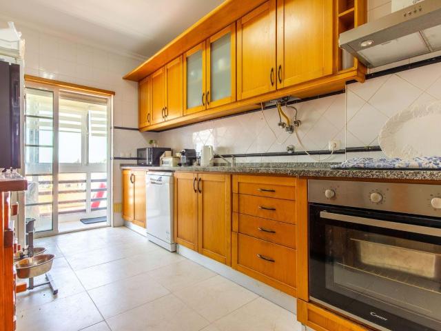 Quinta do Conde Apartamento de 3 assoalhadas com varanda, lavandaria e arrecadação