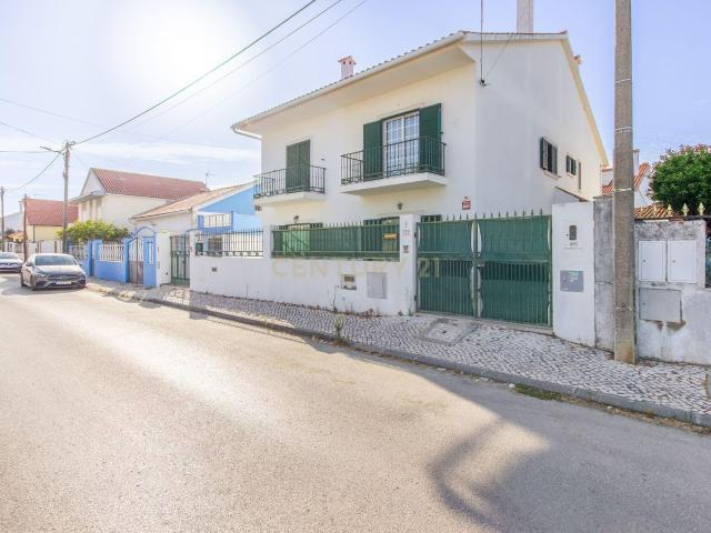 Quinta do Conde – Moradia Geminada de 4 assoalhadas c/ garagem