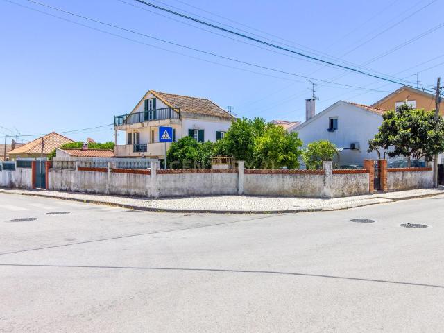 Quinta do Conde Moradia isolada inserida em terreno de 646m²