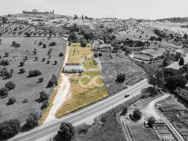 Quinta de 0,6 ha c/ Armazém e Moradia T3 para Recuperar em Arraiolos, Évora