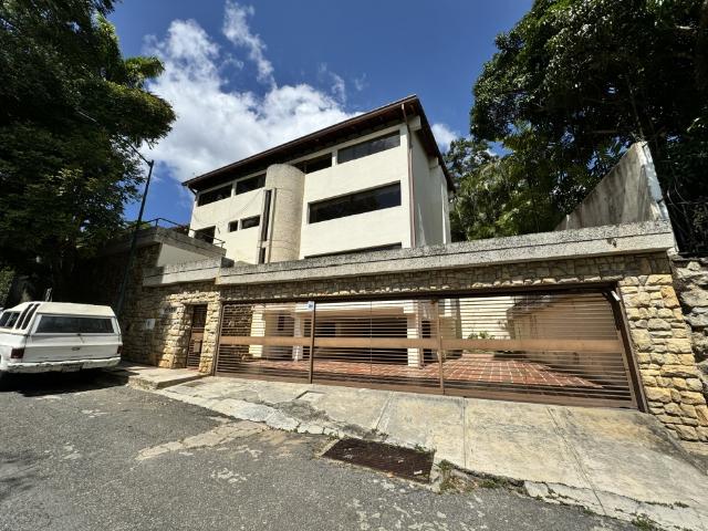 Quinta de ~453,05 m2 + 932,48 m2 de terreno en venta. Prados del Este