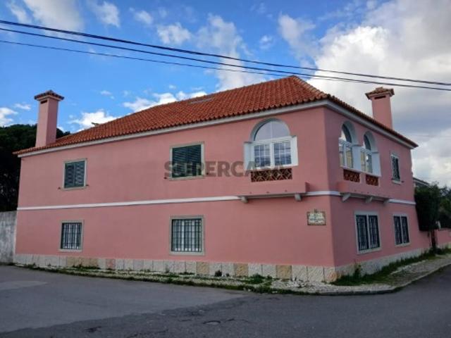 Moradia de charme T5 com Garagem e Terreno em Abrunheira, Sintra