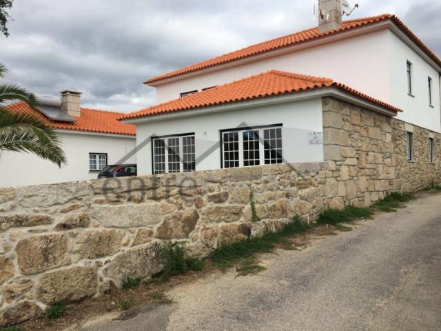 Quinta em Monção composta por três moradias, adega e plantação de vinho Alvarinho