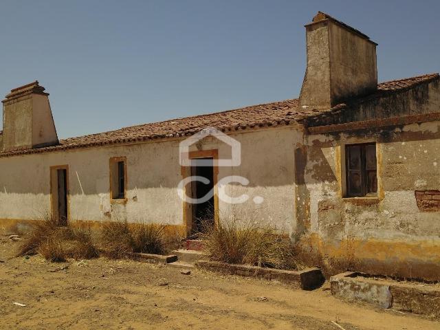 Quinta em ruínas na Vila de Frades