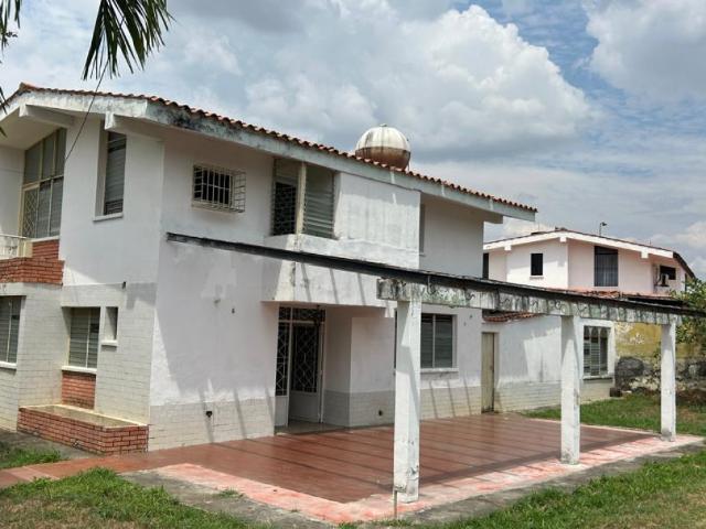 ¡Quinta en Colinas de Araure Ubicada en esquina para remodelar!