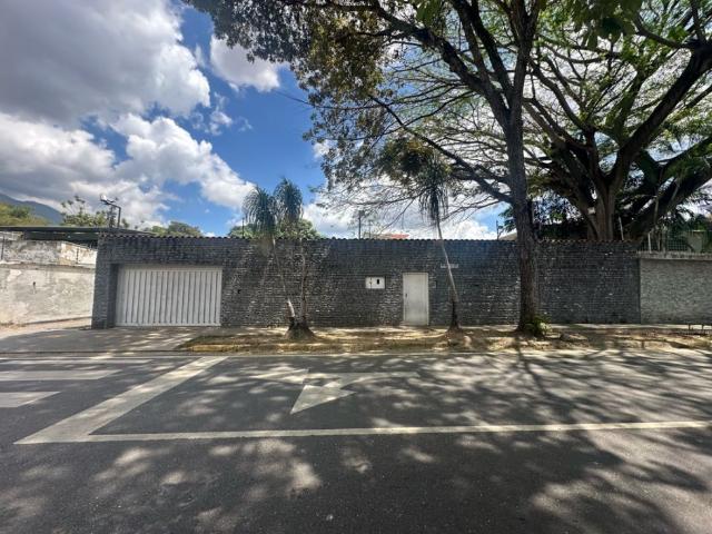Quinta en venta en la Urb. La Floresta para remodelar