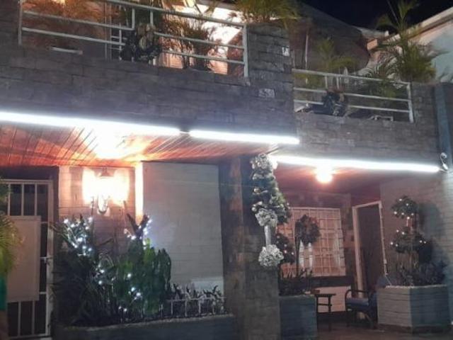 Quinta en Venta en Lechería Anzoátegui 1024 m2. 11 hab
