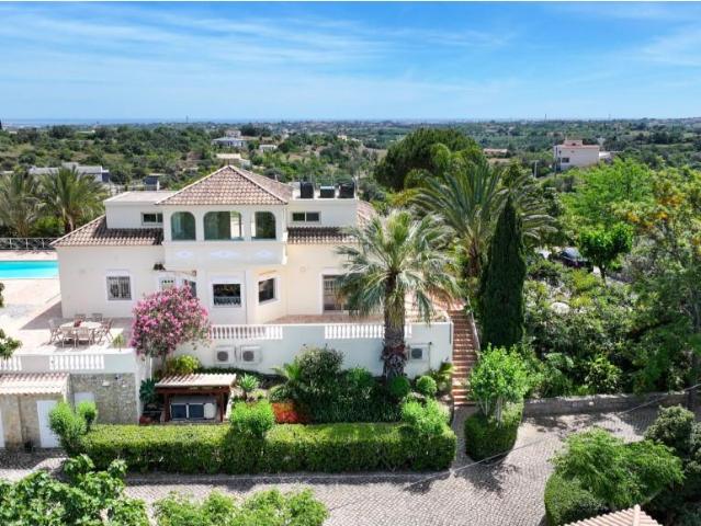 Quinta encantadora com vistas panorâmicas num grande terreno 211m² Quelfes