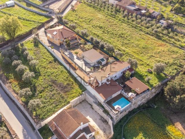 Quinta Exclusiva com 3 Casas, 8 Quartos ideal para habitação e alojamento local