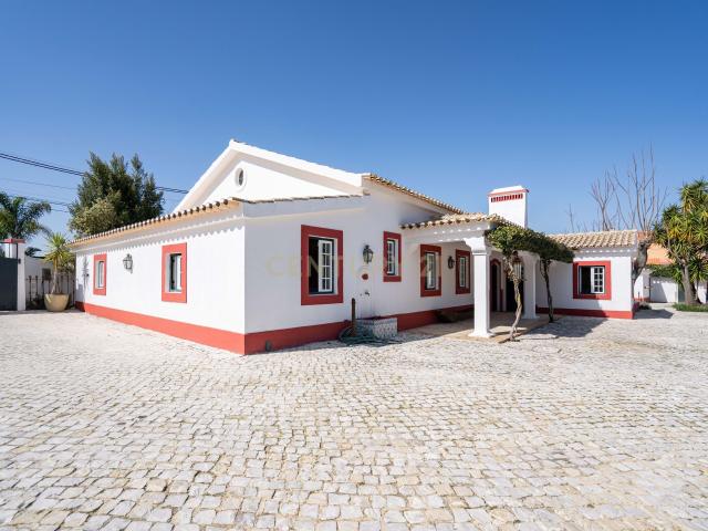 Quinta Exclusiva em Azeitão com 2,8 Hectares, Piscina e Anexo