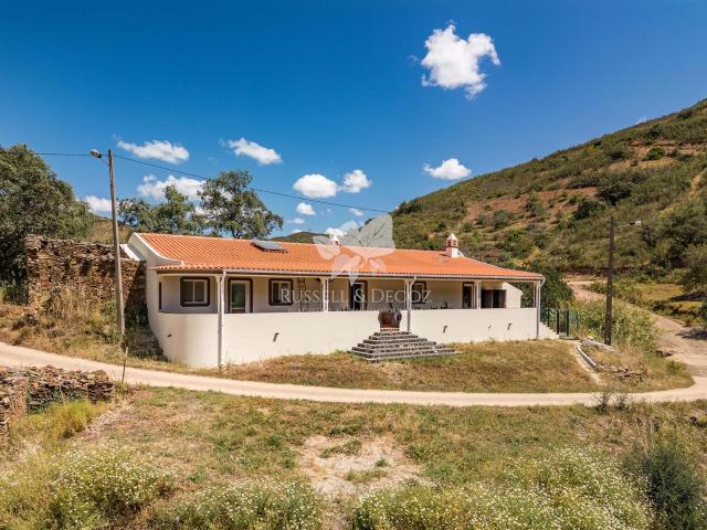 Quinta isolada e modernizada com 3 quartos, localização rura. 255m² Tavira Santa Maria