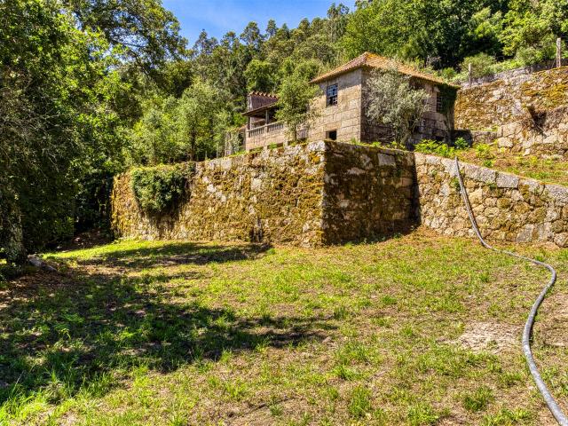 Quinta No Vale Do Douro 2 Casas Em Pedra, 11 Hectares De T. 707m² Bem Viver