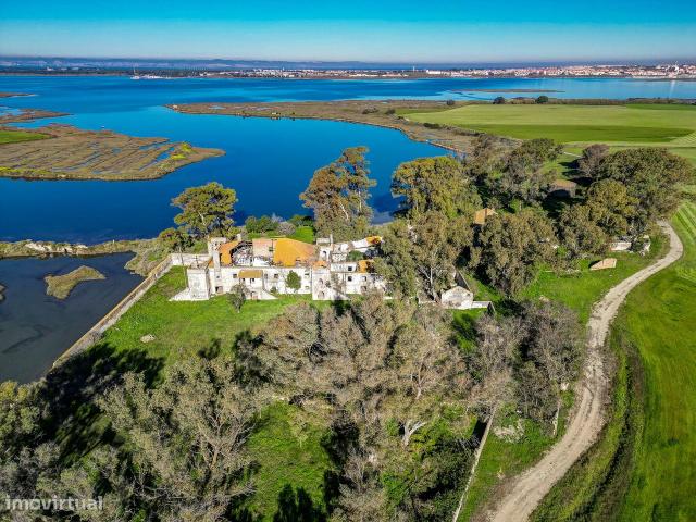 Quinta na margem sul do Tejo, com 105ha, com 5.000m2 de rea urbana